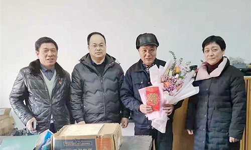 浙江省國防工業(yè)工會徐航主任、王哲（副處級調(diào)研員）代表省國防工業(yè)工會來公司慰問全國勞動模范余昌琴和困難職工。